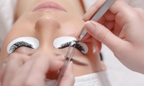Wimpernverlängerung in der 1:1-Wimperntechnik mit bis zu 70 Seidenwimpern pro Auge