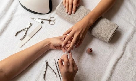 Shellac-Maniküre und eine klassische Pediküre