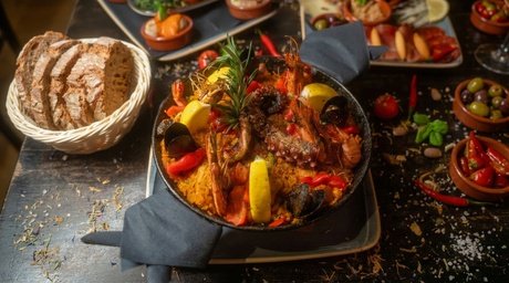 Für 4 Personen: Paella und Dessert nach Wahl im Bodega Madrid