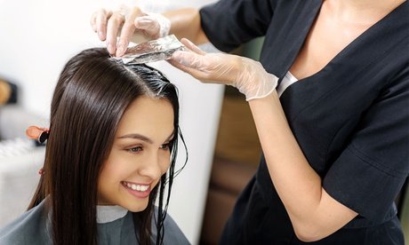Inkl. Ansatzfarbe: Waschen Schneiden und Föhnen für alle Haarlängen