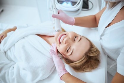 Thumbnail - Gold-Wellnesspaket: Gesichtsbehandlung mit Hautanalyse Radiofrequenz-Microneedling inkl. Getränk