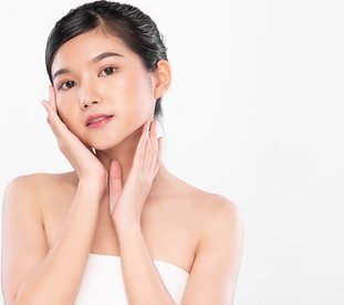 Gesichtsbehandlung mit Mikrodermabrasion und Pediküre für 1 Person