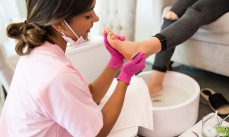 60 Min. Kosmetische Fußpflege mit Schellack inkl. Tee oder Kaffee für 1 Person