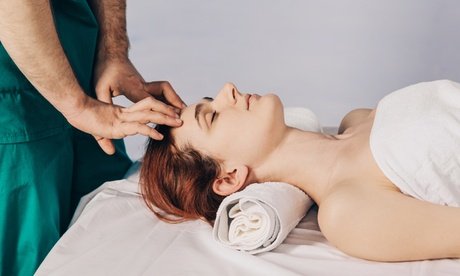 80 Min. Kräuterstempel-Gesichts-Massage inkl. Tee und Goodie-Bag