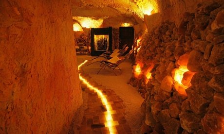 Für 1 Person: 45 Min. Aufenthalt in der Salzgrotte inkl. Begrüßungstee & Sole-Inhalation (einlösbar Di. - So.)