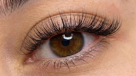 Neues Set Wimpernverlängerungen 1:1 oder Hybrid