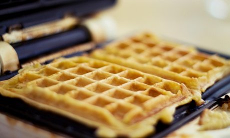 Für 2 Personen: Waffel mit Puderzucker inkl. Heißgetränk nach Wahl