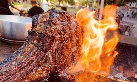 Für 2 Personen: 1 2 kg Dry-Aged Tomahawk-Steak vom Retintorind am Tisch tranchiert inkl. Beilagen