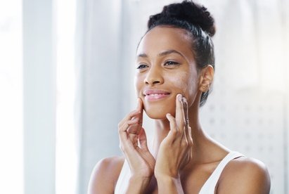 90 Min. Intensiv-Gesichtsbehandlung mit Augenbrauen- und Wimpernpflege für 1 Person