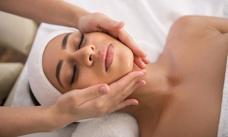 Verwöhnende Gesichtsbehandlung mit Zusatz Hals Dekolleté & Lichttherapie