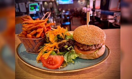 Für 4 Personen: Burger nach Wahl inkl. Pommes & Salat