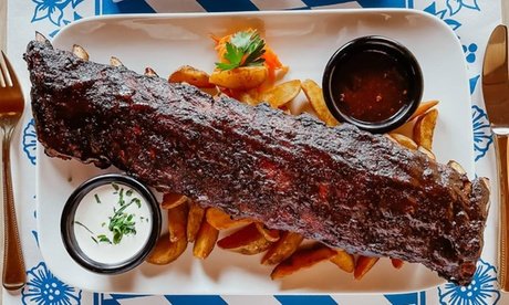 Für 2 Personen: Glasierte Babyback Ribs mit Löffelpommes Sour Cream und BBQ Sauce