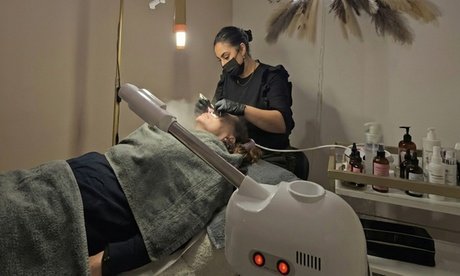 Luxus Option: 45 Min. Microneedling 45 Min. Microdermabrasion & Gesichts-Massage