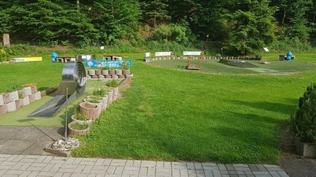 Für 2 Erwachsene und max. 2 Kinder bis 12 Jahre: 1 Runde 19-Loch Minigolf