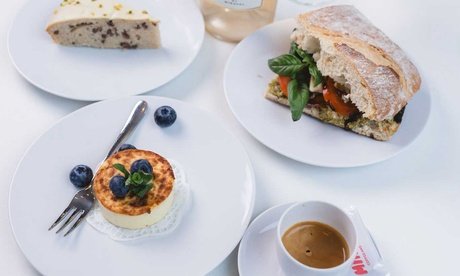 Heißgetränk inkl. Panini oder Kuchen nach Wahl für 1 Person