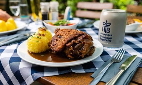 Für 4 Personen: Knusprige bayerische Schweinehaxe inkl. Beilagen