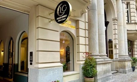 Waschen & Föhnen für alle Haarlängen inkl. Ansatzfarbe bis 3 cm (nur für Damen)