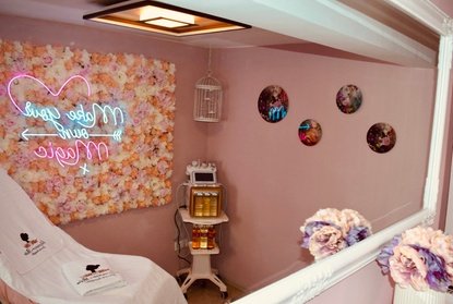 90 Min. Mikrodermabrasion-Behandlung inkl. Gesichtsbehandlung und Gesichtsmassage für 1 Person