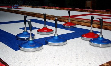 Hard Rock Café Berlin: 1 Std. Eisstockschießen für bis zu 8 Personen (einlösbar Sa. & So.)