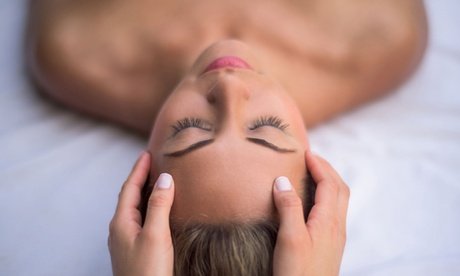 Glow & Shape Basic: Ausreinigung & Augenbrauen zupfen & färben für 1 Person