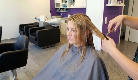 Waschen Schneiden & Föhnen inkl. Kopf-Massage für 1 Person (alle Haarlängen)