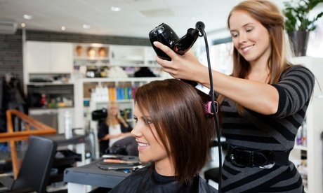 Inkl. Ansatzfarbe: Waschen schneiden und föhnen für alle Haarlängen (für Damen)