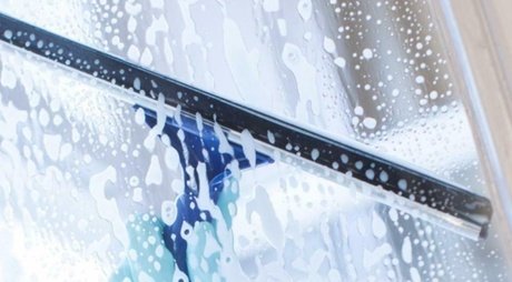 Professionelle Fensterreinigung von bis zu 30 Fenster ( innen und außen )