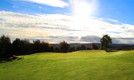 Für 2 Personen: Ganztages-Greenfee (einlösbar Mo.-Fr. Feiertage ausgenommen)