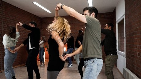 Für 1 Person: 1 Monat Salsa- oder Bachata-Tanzkurs