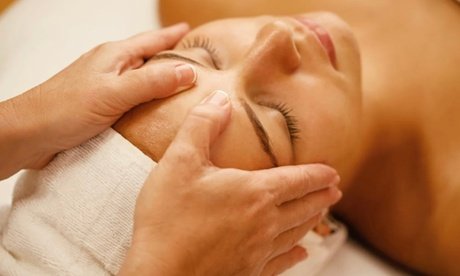 60 Min. Gesichts- Schulter- Nackenmassage und LED Skin-Therapie für 1 Person