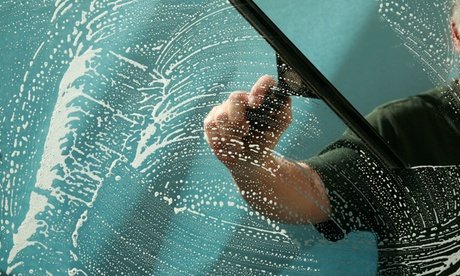 15 Fenster: Fensterreinigung inkl. Rahmen und Reinigungsmitteln