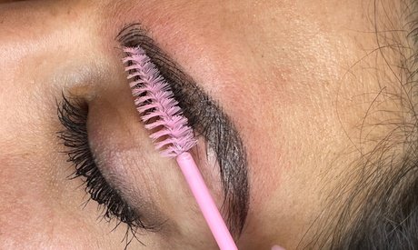Microblading Behandlung für vollere Augenbrauen