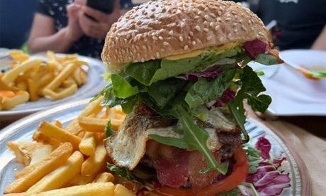 Für 4 Personen: Burger-Menü mit Burger Getränk und Pommes frites