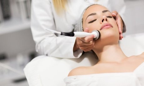 75 Min. Aqua Facial mit Gesichts- Nacken- & Dekolletémassage für 1 Person