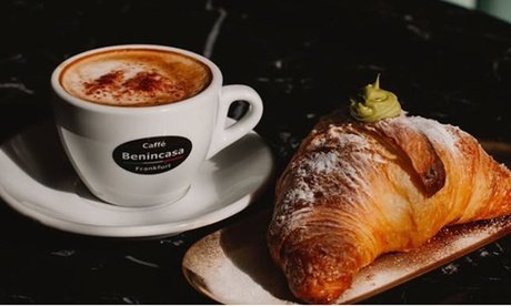 Für 1 Person: Italienisches Frühstück mit Croissant & Kaffee oder Tee nach Wahl