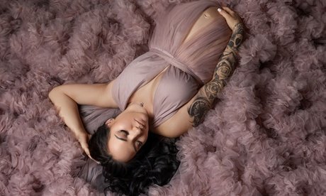 30 Min Babybauch-Fotoshooting mit 1 Kleid aus der Kollektion inkl. 1 Bild als Datei