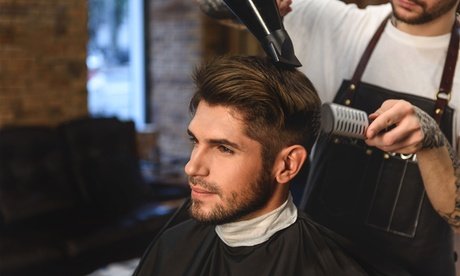 Klassischer Haarschnitt und Styling für 1 Herren