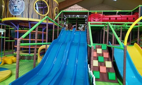 Eintritt für 1 Erwachsenen und 2 Kinder (inkl. 1 Spielcoin und 1 Slush Eis pro Kind)