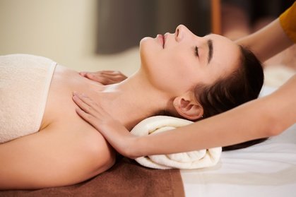 Eine 60-minütige Bioenergetische Massage für Frauen mit Aromatherapie; gültig Montag bis Freitag