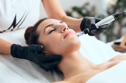 60 Min. Gesichtsbehandlung mit Microneedling inkl. Hyaluron