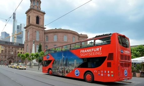 Für 4 Personen: 2 Std. Hop-on Hop-off Grande Stadtrundfahrt in Frankfurt (einlösbar von Mo.-Do.)