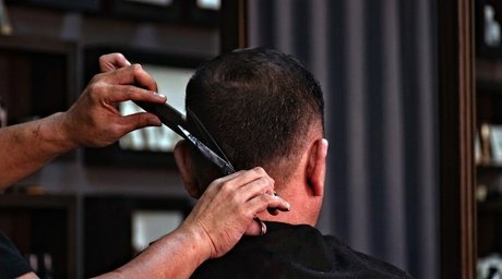 Herren-Haarschnitt inkl. Bart stutzen