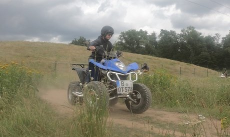 Für 3 Personen: 3 St. Quad-Tour inkl. Helm (einlösbar von Fr.-So.)