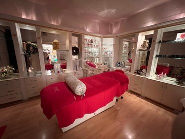 Eine individuelle 120-minütige Gesichtsbehandlung mit Massage & Körperlymphadrainage & BB Glow / Lash Lifting