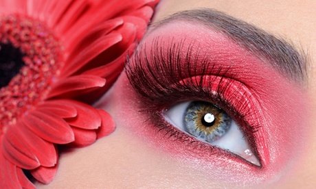 Wimpernverlängerung mit der 1:1-Technik mit max. 200 Seidenwimpern pro Auge