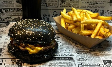 Für 4 Personen: Smash-Burger nach Wahl inkl. Beilage & Softdrink