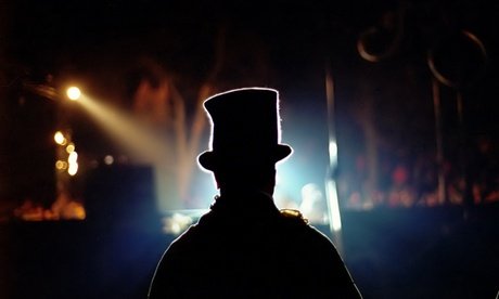 1 Ticket für „Dinner & Show“ mit 4-Gänge-Menü für 2 Personen am 04.07.2026