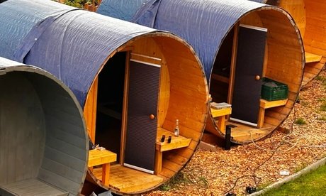 Für 2 Personen: Übernachtung im Campingschlaffass inkl. Frühstück mit Burgwanderung