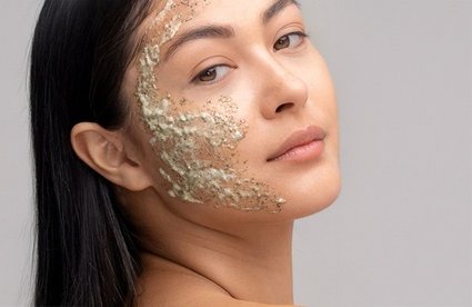 75 Min. Luxus-Behandlung mit Hyaluronsäure Mikrodermabrasion und Kaviar-Ampulle für 1 Person