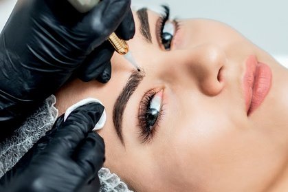 Natürliche Wimpernkranzverdichtung mit Permanent Make-up